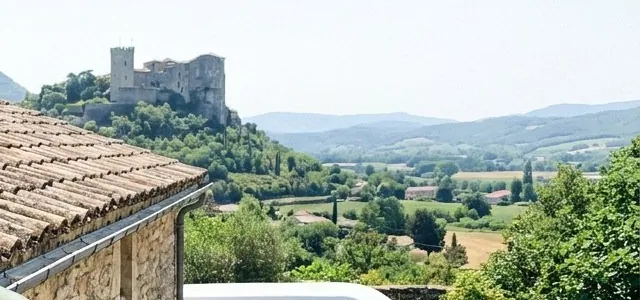 La tour de Crest et la vallée de la Drôme vues depuis un chantier de couverture